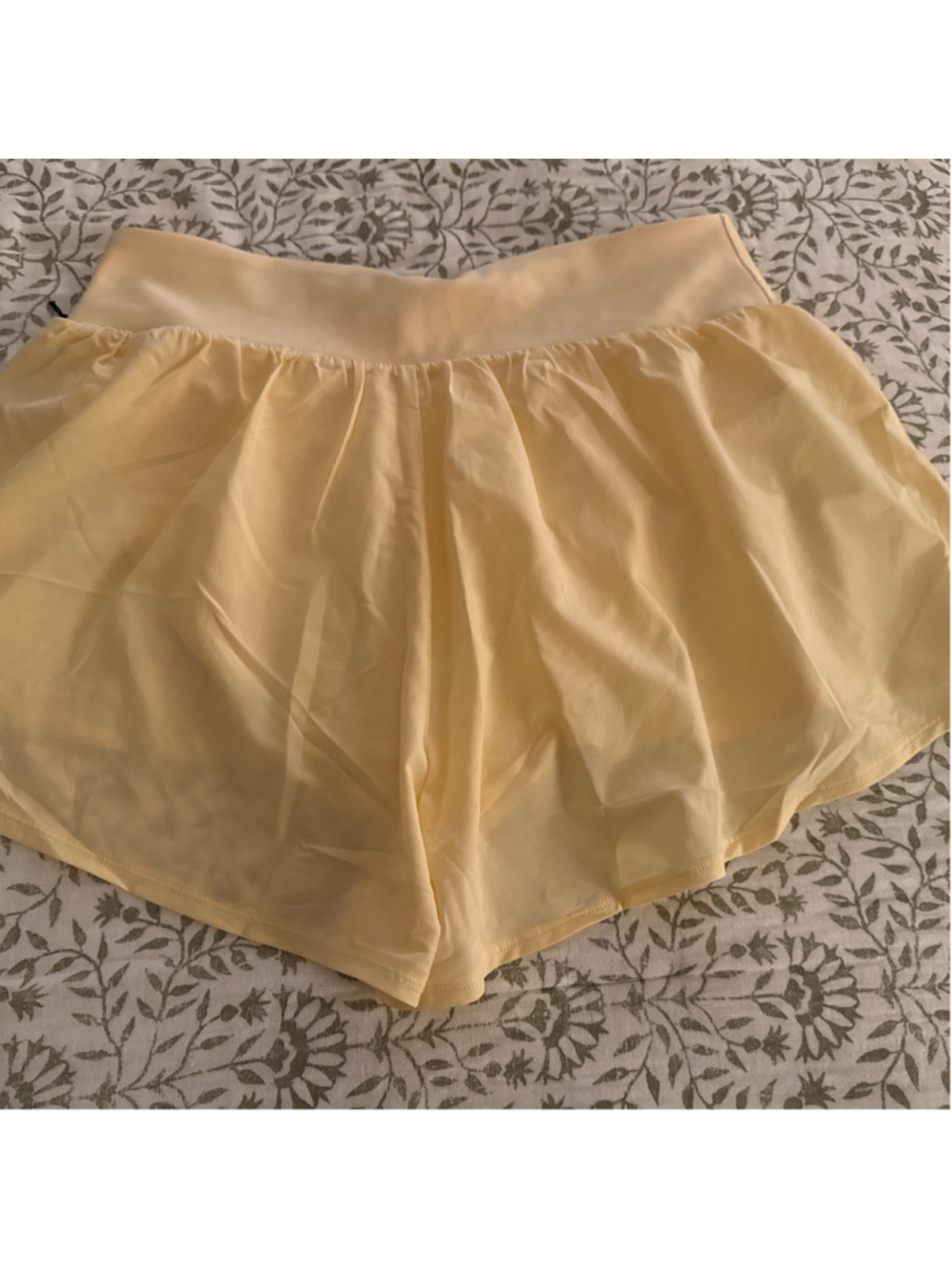 Alo Yoga V-Cute Running Short M Yellow - Picture 3 of 6